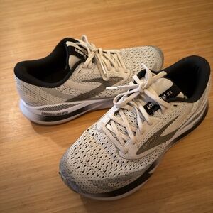 Brooks Adrenaline GTS 24 White and Black Athletic Shoes Men Size 7.5